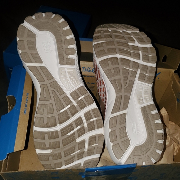 Brooks womans size 10 1/2 brand new in box - Picture 2 of 3